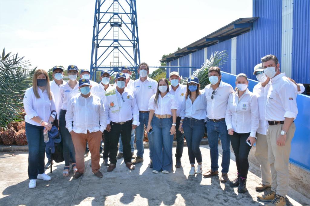 FedepalmaOrg's tweet photo. Este fin de semana un sueño se hizo realidad, fruto del emprendimiento y la innovación.  Gran mérito a las asociaciones de pequeños palmicultores del Catatumbo y al liderazgo de @palnorte5 en cabeza de Mauricio Vargas por este proyecto. #NSantanderSeReactiva https://t.co/b4G5V4xwSu