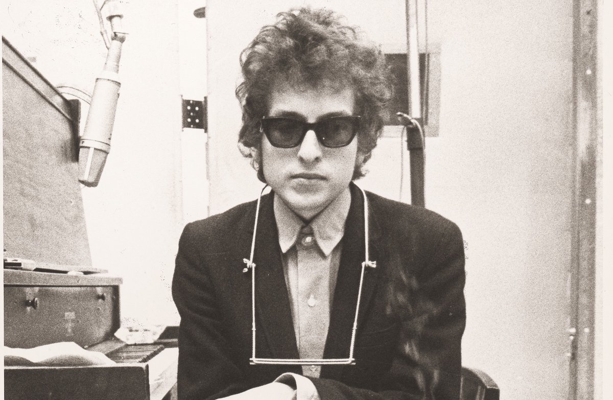 MusicWeek's tweet photo. 'Decades, even centuries from now, the words and music of Bob Dylan will continue to be sung and played - and cherished - everywhere': Sir Lucian Grainge on @UMG's massive deal with the songwriting icon https://t.co/2UcFDxFsx9 https://t.co/FPYNRHBBpR