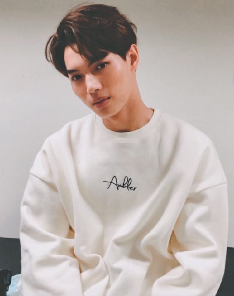 winsgiggles's tweet image. win said fans don't need to put a name on their gifts for them so they can borrow each other's this is why we saw win wearing both of the gifts fans gave to him and bright 😭 win really said what's p'bai's is mine and what's mine is p'bai's