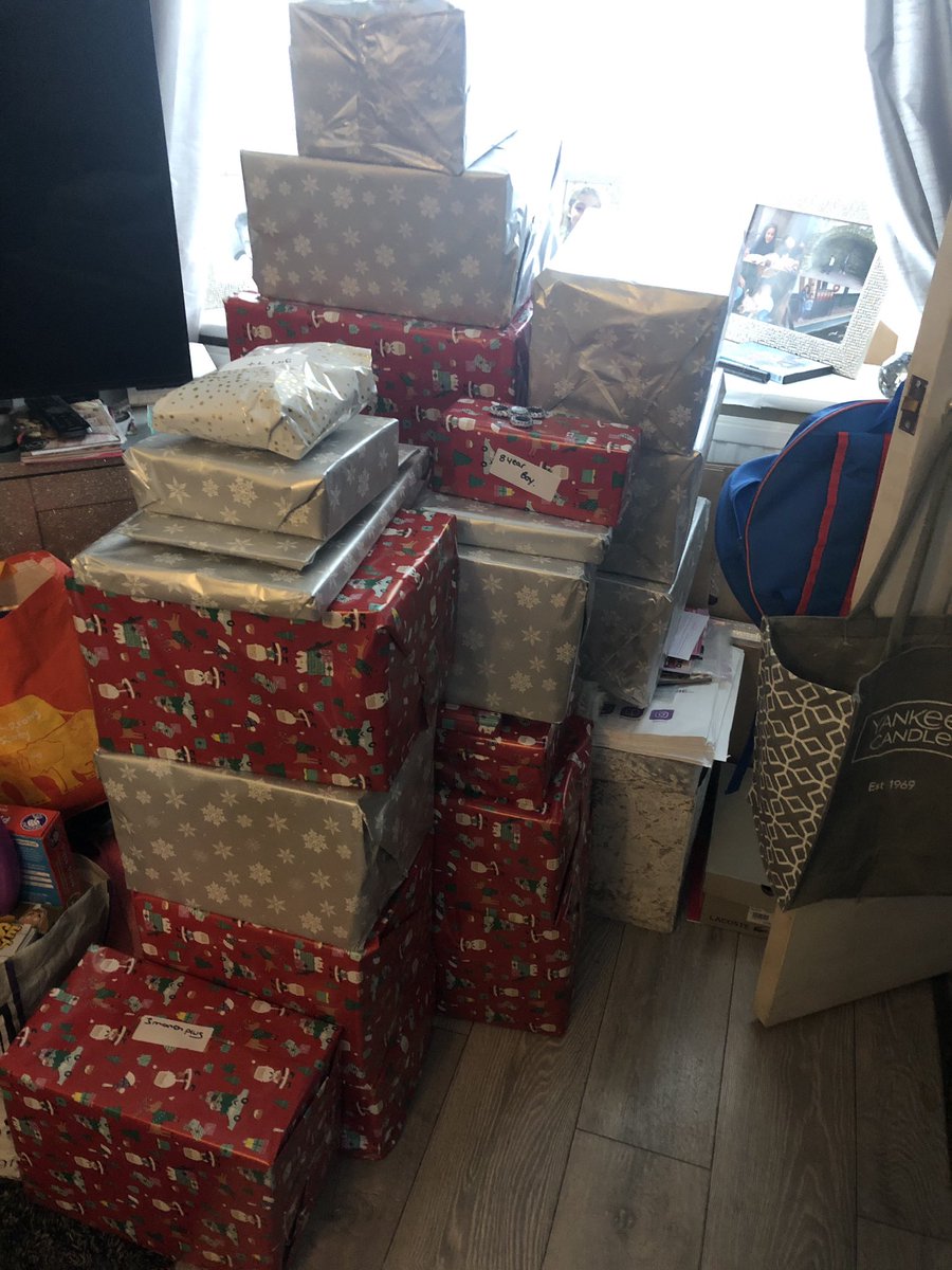 laurencsc's tweet photo. Wow wow wow! Our children are all going to be delivered a Christmas shoe box this week thanks to a wonderful women who has put them together with her family 🎁❤️ #christmas #homelessfamilies https://t.co/wwWwn17UGu