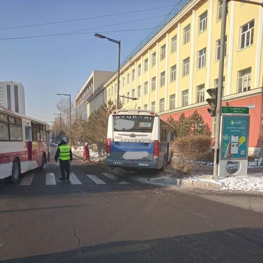 Гэрэл хүлээгээд зогсож байсан хүнийг дайрах байжээ!!!!