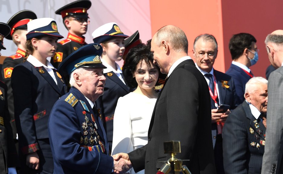 7. The father's death, officially ruled a suicide, is widely believed to have been a murder. His apartment was on the third floor of the building. More in our report-> https://look.substack.com/p/eight-things-to-know-91c