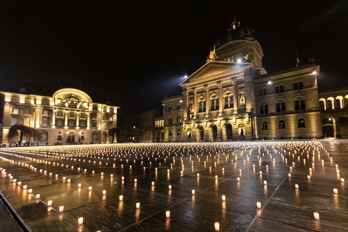 CoronaMahnwache (@coronamahnwache) on Twitter photo Gestern haben wir als #CoronaMahnwache auf dem Bundesplatz wiederum für jeden Menschen, der bisher in der #Schweiz durch das #Coronavirus sein Leben verloren hat, eine Kerze aufgestellt. 4'848 Kerzen.
#CoronaTrauer #LebenRettenJetzt
#CoronaInfoCH #COVID19📷<a href="/PascalFouquet/">Pascal Fouquet</a> Gestern haben wir als #CoronaMahnwache auf dem Bundesplatz wiederum für jeden Menschen, der bisher in der #Schweiz durch das #Coronavirus sein Leben verloren hat, eine Kerze aufgestellt. 4'848 Kerzen.
#CoronaTrauer #LebenRettenJetzt
#CoronaInfoCH #COVID19📷<a href="/PascalFouquet/">Pascal Fouquet</a>