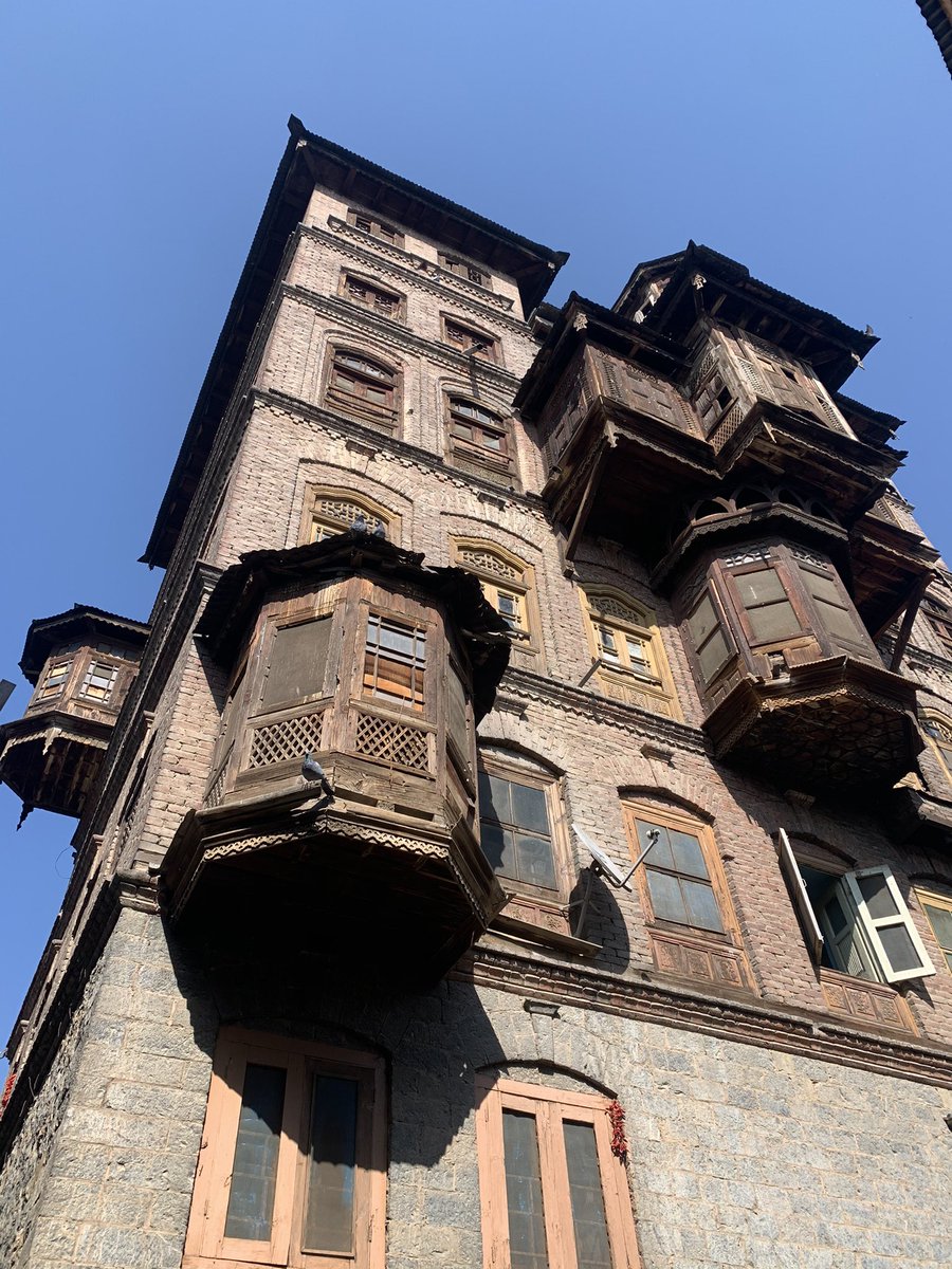 Muzamil's tweet photo. @HamdaniSameer My dentist’s clinic is right next to this building. Never ceases to amaze me:) https://t.co/h4JHogmIDM