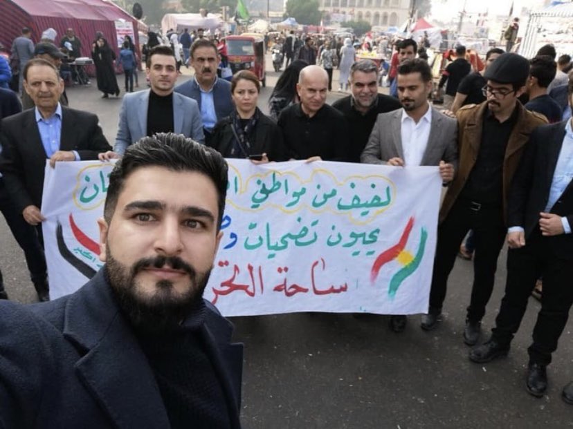 في مثل هذا اليوم اعتبرت الجيوش الالكترونية امثال نجاح واحمد الذواق وابو مزيعل ان هولاء بعثوا من بارزاني لزرع الفتنة ودعم التظاهرات مادياً وفي اقل من سنة خرجت هذه الجموع التي اتت لتحرير ضد بارزاني 
#كردستان_تنتفض
#السليمانية_تقمع