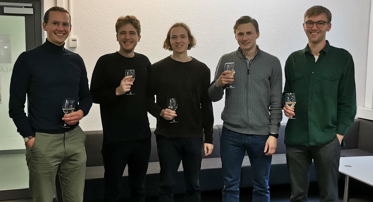 SLUmiljoanalys's tweet photo. 🥇Grattis lag Mellerud PK till finalvinsten i #HackforSweden! Ur juryns motivering: "De har visat att det kan vara enkelt att få information om sin skog och skapat nya möjligheter för skogsägaren att vara aktiv i sin kamp mot granbarkborren." https://t.co/1McLIGwLcS #skog https://t.co/Zuk9K1Nz2j