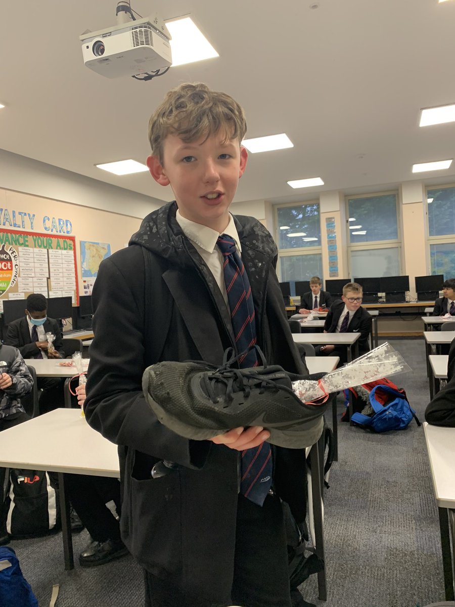 MfLnsb's tweet photo. Sankt Nikolaus came to visit 8I today. It’s a German Christmas tradition those students have loved to embrace #fillyourboots #StNicholasDay #chipsey #weallneedatreat @NSBSchool https://t.co/g8MG7EpwEI