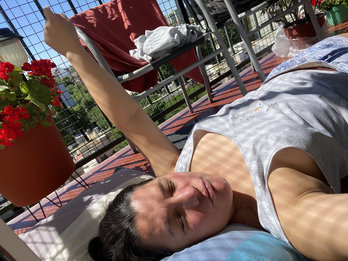 Aqus82's tweet photo. Esto es lo que se llama balconear... #nuñez #solpleno ❤️☀️ https://t.co/COdZTuOGeA