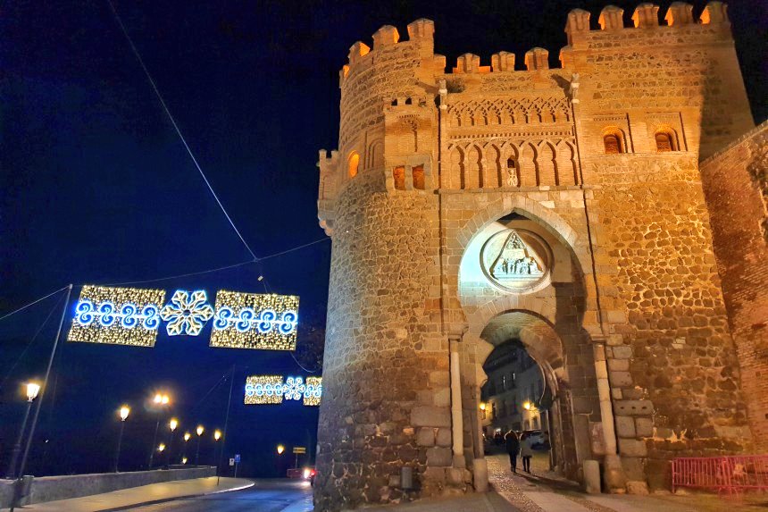 Ya está inaugurado el alumbrado navideño en #Toledo . Esta ciudad #PatrimoniodelaHumanidad se engalana para las fiestas 🎉. Descubre todos los planes navideños y mucho más🎄🎅.
Por una #Navidad #COVID free 😉 #Navidad2020 
mapaymochila.es/0WnIz