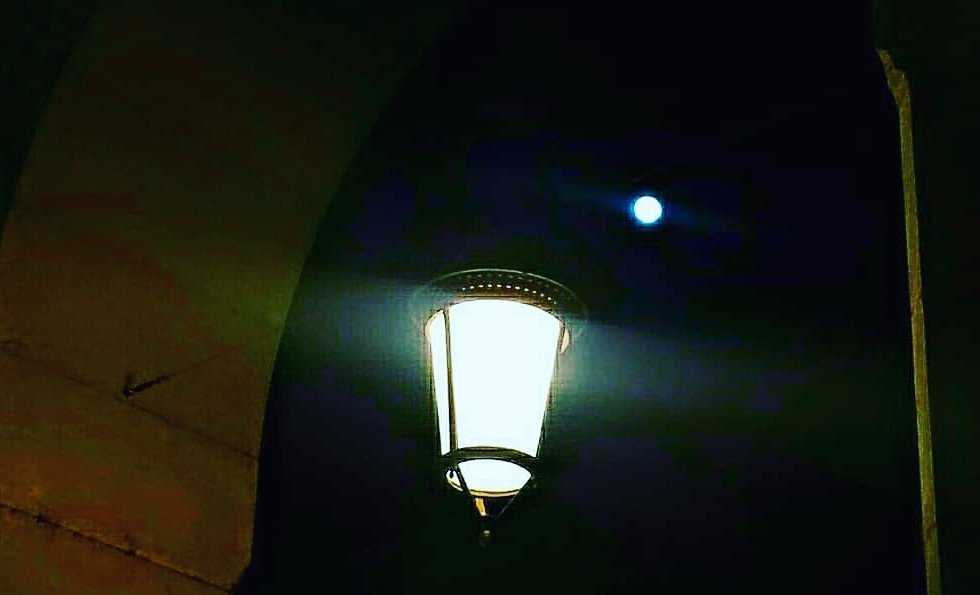 Hengarca's tweet photo. Siempre nos quedará la luz de la Luna...
.
#buonanotte #pic #foto #luna #moonlight #oscuridad #goodnight #lunablue #moon #farol #buenasnoches #bonsoir #moonlight #fotografia #photography #artphoto #photographie #photo #night #noche
#arc #walking https://t.co/gddjtKjJiR