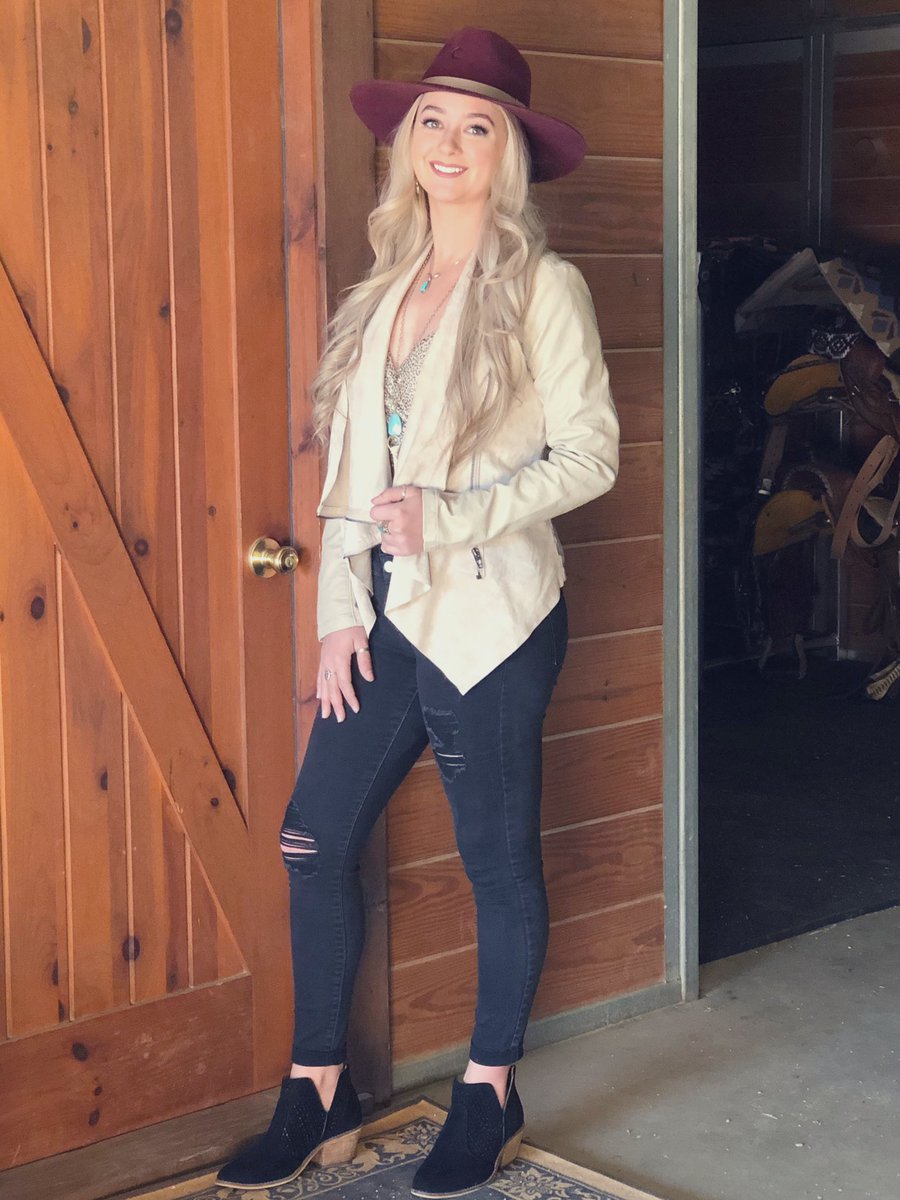 mbuelna12's tweet photo. ✨The NFR needs to stay in Texas so I can keep dressing up like this✨ https://t.co/2JiSWLYS3X