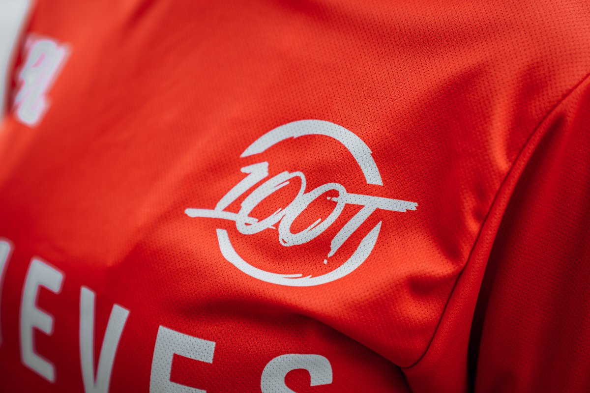 100Thieves's tweet photo. Only 20 @JBLaudio jerseys will be available exclusively through the 5 Days of Giving giveaways. Be sure to participate for your chance to win them! https://t.co/LoUblEn8tL