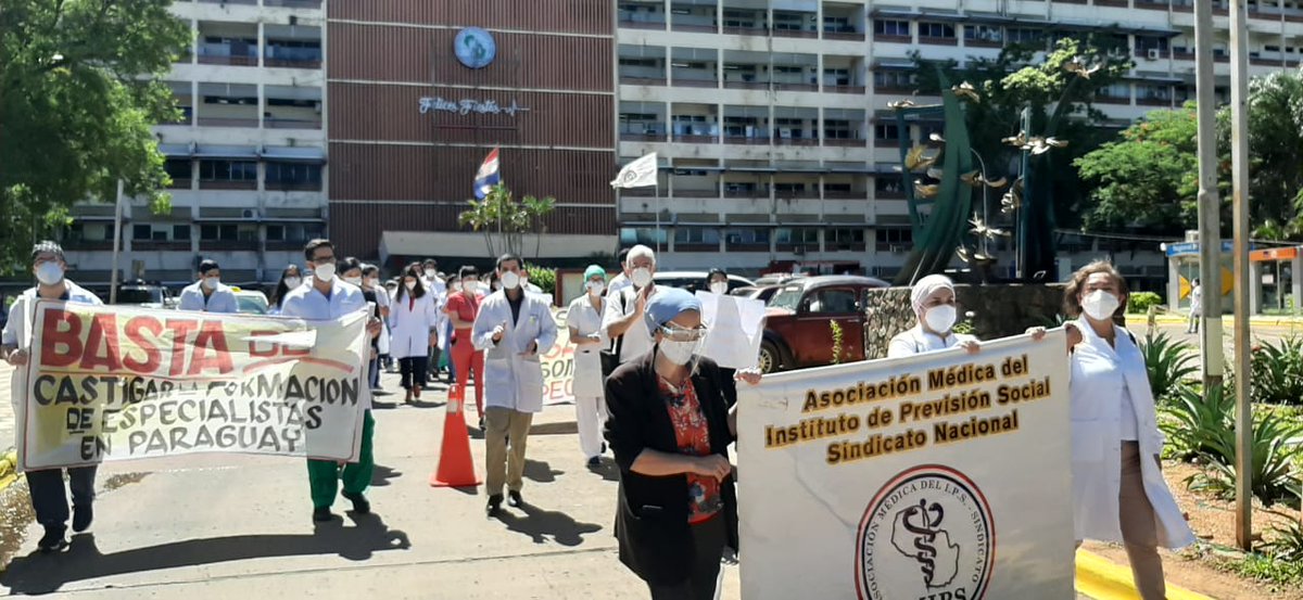 AmipsPy's tweet photo. Nos movilizamos ante grave dictamen de @IPSParaguay que atropella la #CN y precariza los derechos laborales básicos.

Autoridades de IPS no buscan diálogo pero si buscan degradar la resistencia médica, convirtiendo a profesionales de la salud en cuasi esclavos. https://t.co/yOZMA2ninS