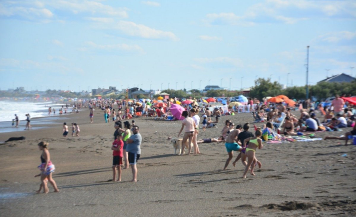 fmElChubut901's tweet photo. #RA Rodrigo Mansilla #Guardavida de #Playa Unión nos cuenta como esta la costa a esta hora "Esta hermosa la mañana con mucha gente. ya hace tiempo se ve mucha gente de mañana.Ayer se hicieron rescates en la zona del golfito" https://t.co/JCKAfDopQT