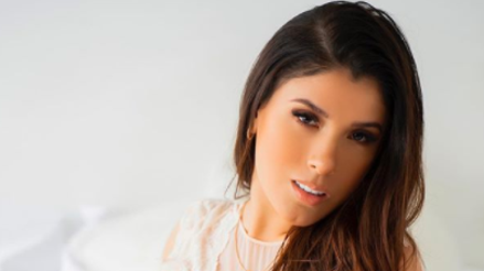 Peru_Noticias's tweet photo. Yahaira Plasencia será presentadora en los Premios Heat 2020 La salsera nacional anunció a través de sus redes sociales que participará como una de las presentadoras de los Premios Heat 2020, próximos a realizarse el 17 de diciembre. https://t.co/P5cVuEVW2o #PerúNoticias https://t.co/pjqQidfkqP