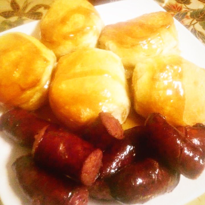 skeetie_777's tweet image. #breakfastisready #biscuts #syrup #sausages