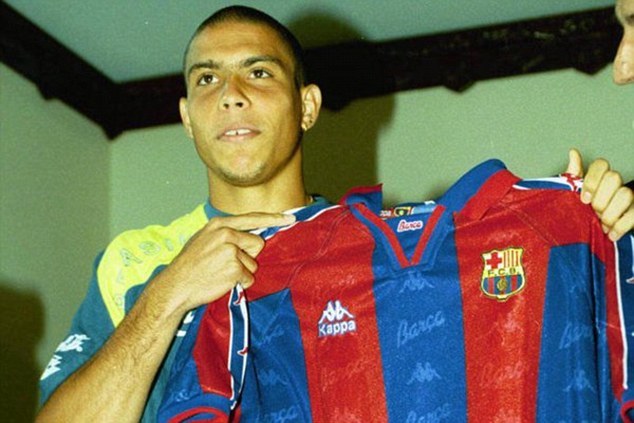 Juillet 1996, Ronaldo signe au FC Barcelone.Tout le monde se doute que ça va envoyer du rêve, mais personne n'imagine à quel point le football va prendre une claque.