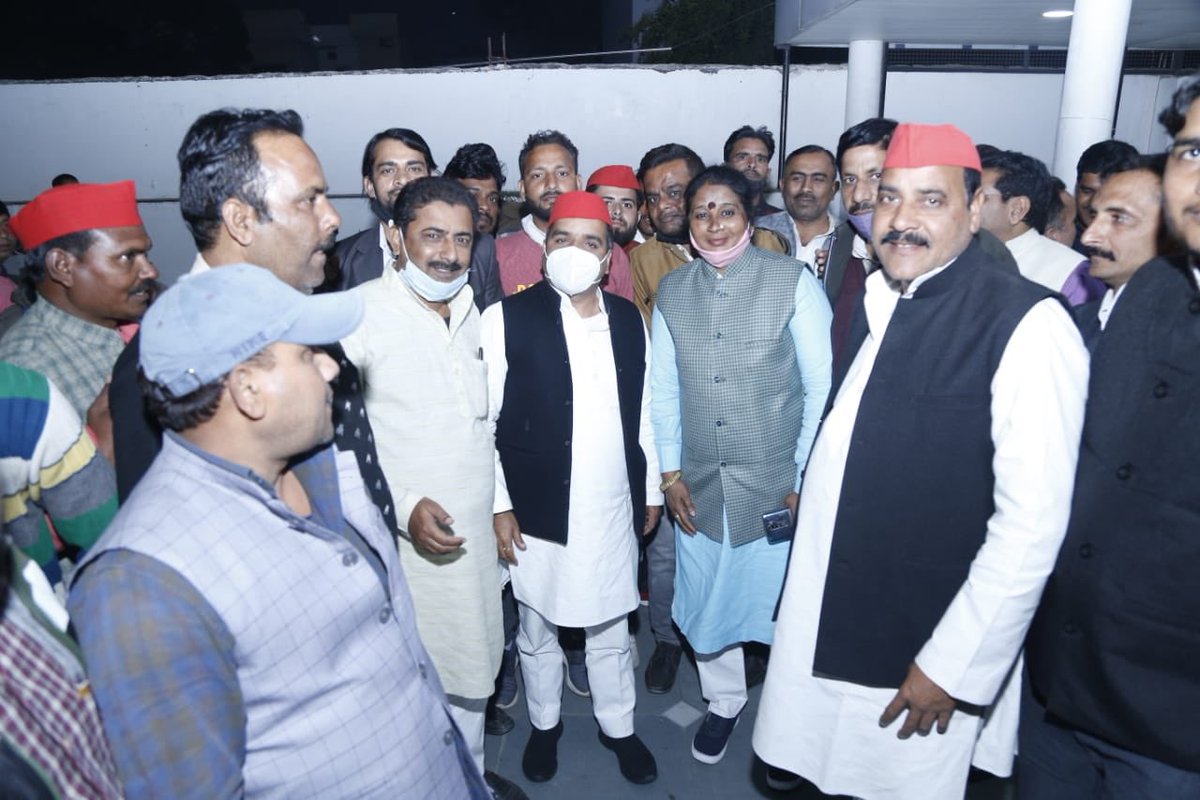 MPDharmendraYdv's tweet photo. रिहाई के बाद समाजवादी साथियों के साथ बदायूं आवास पर आगे की रणनीति पर विचार विमर्श... https://t.co/XlKTkVch82