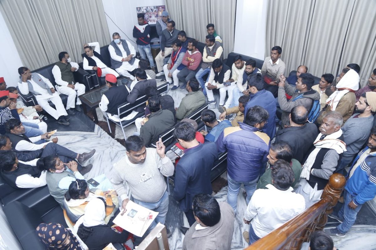 रिहाई के बाद समाजवादी साथियों के साथ बदायूं आवास पर आगे की रणनीति पर विचार विमर्श...