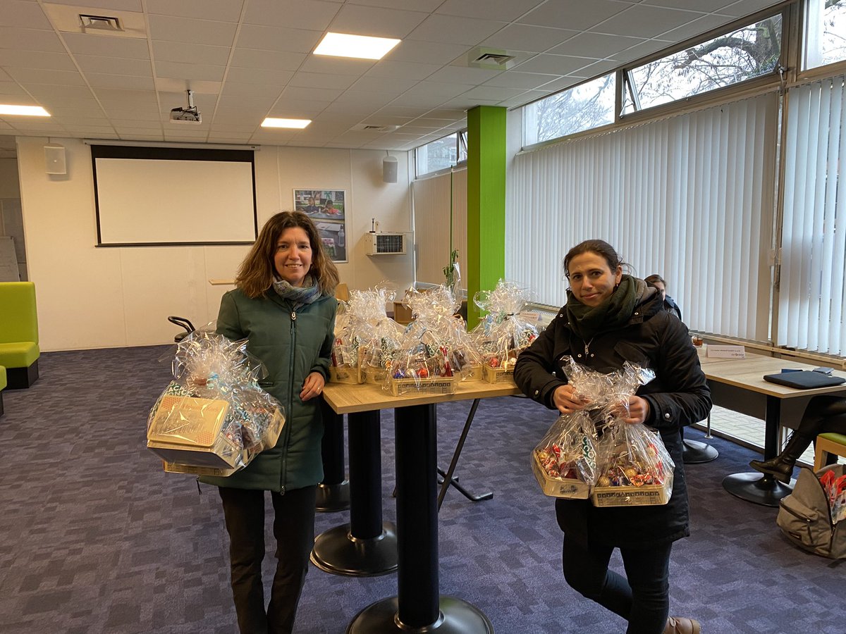WafaeEssamri's tweet photo. Nationale vrijwilligersdag! Vandaag samen met collega Anke langs onze wijkvrijwilligers om ze met een leuke attentie vol lekkers in het zonnetje te zetten! Vrijwilligers Bedankt!
#Levgroep #Helmond #CentrumBinnenstad #Vrijwilligerswerk #Waardering #Onbetaalbaar #Hartverwarmend https://t.co/0U98fx0oLR