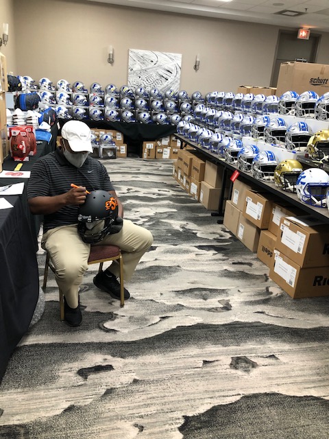 BarrySanders's tweet photo. All week we are giving away signed stuff from me to fans... All you have to do is retweet any of the sponsor ads I post this week with the #SandersHoliday &amp; we will choose a @Lions fan randomly every day to win.  Good luck - AND from my family to yours - Have a great Holiday! https://t.co/8MJYPXtSzF