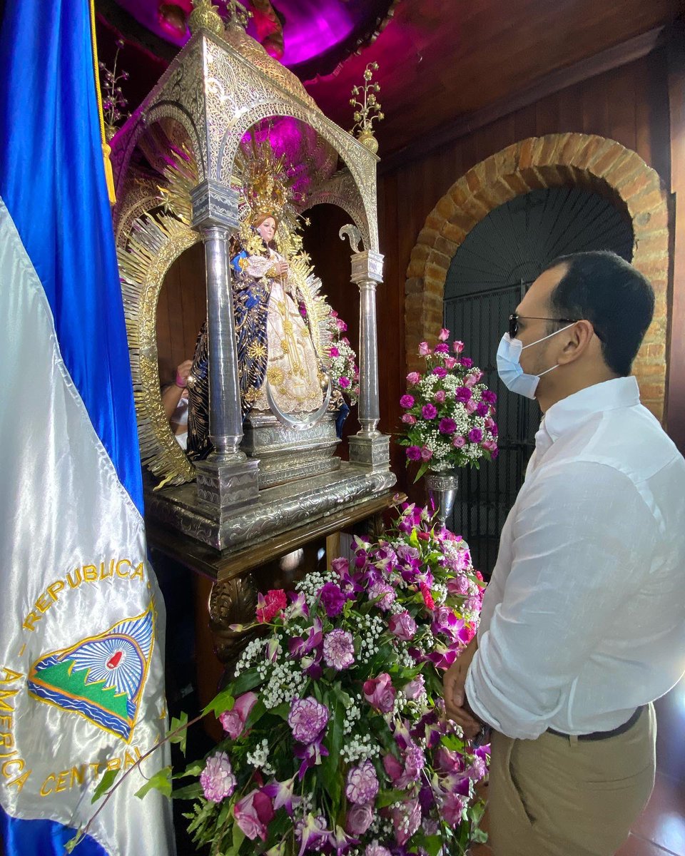 VicenteCastNI's tweet photo. 1 año más de honor de haber confeccionado en nuestro taller el manto bendito de Nuestra señora de Concepción.
Que el amor y misericordia de la Virgen sea sobre nuestra Nación, la familia y cada uno de sus hogares. 
Que viva la Patrona de Nicaragua, Que viva la Concepción de María https://t.co/KRE46eM18D