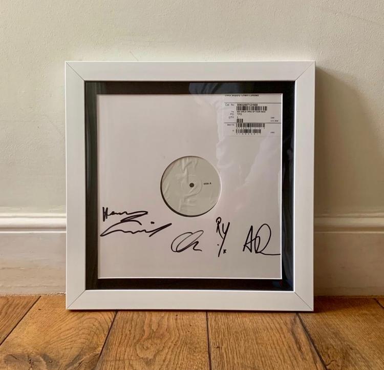 Want to get your hands on a test pressing of our debut album 'Open Up Your Head'? Sign-up here 🖤 SEAGIRLS.lnk.to/ThisIsTheEndCo…