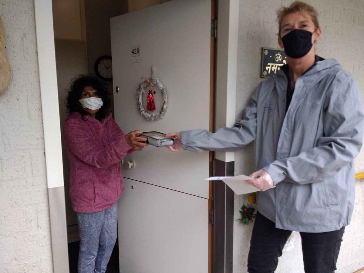 Zo, onze bezorgactie van een gratis soepje van #Soeperwinter zit er weer op: 35 mensen waren blij verrast en dankbaar. @participatieke1 <a href="/GemeenteDenHaag/">Gemeente Den Haag</a> <a href="/Mooiwelzijn/">Mooi welzijn</a> <a href="/EHooning/">Els Hooning</a> <a href="/BeunStef/">Stef Beun</a>