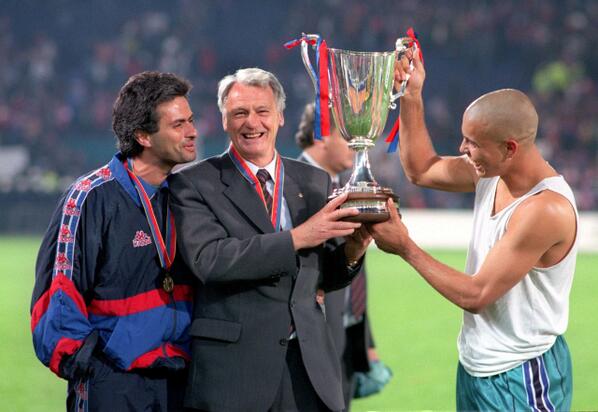 Patrice Loko touchera le poteau, avant que Figo ne fasse transversale-poteau. Rien ne bougera, et Ronaldo remporte son premier grand trophée européen (un futur Special One fête ça avec lui et Bobby Robson)