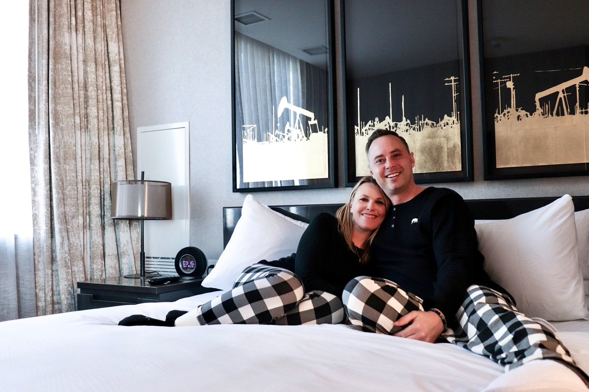 ✨Day 9 of 12 Days of Christmas GIVEAWAYS✨ RT and follow @chattygirlmedia + <a href="/JWMarriottEdm/">JW Marriott Edmonton ICE District</a> for your chance to win a 1 Night Stay in a Deluxe King Room with Executive Lounge Access.
Winner will be chosen on Dec 10 and can be from Facebook Twitter or Instagram. #yeg #staycation