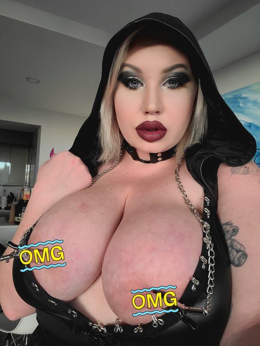 Big tiddie goth gf anyone? ? https://t.co/xjavKQ11Ay