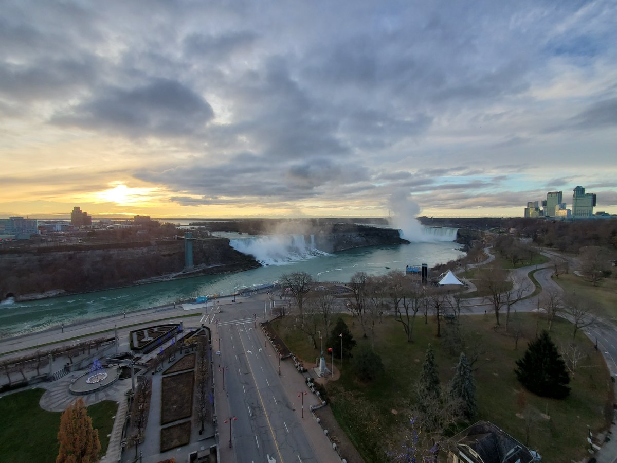 Good Monday December 7th, 2020 morning from a chilly #NiagaraFalls 🇨🇦 #NiagaraFallsHotels🍁