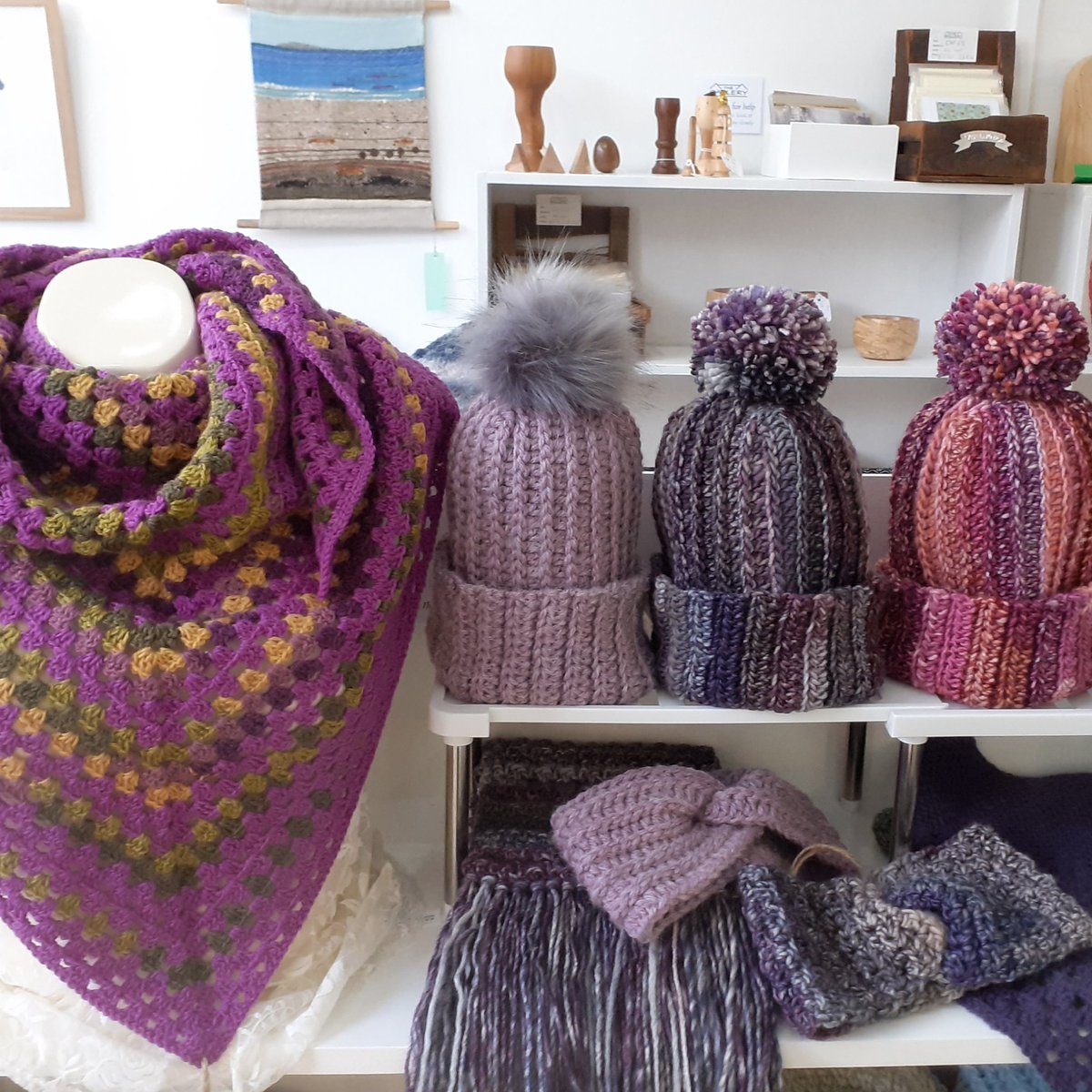 jimandgladys's tweet photo. Re-stocked my shelves @newmillsgallery
Lots of pinks and purples 💜
#headband #earwarmer #bobblehat #scarf #cowl #shawl #trianglescarf
https://t.co/k6WGVa8WX0
#etsy #newmills #newmillshighpeak
#bounceforwardnotback #NewMillsFestivalArts #jimandgladyscrochet https://t.co/39uDQEov6Z
