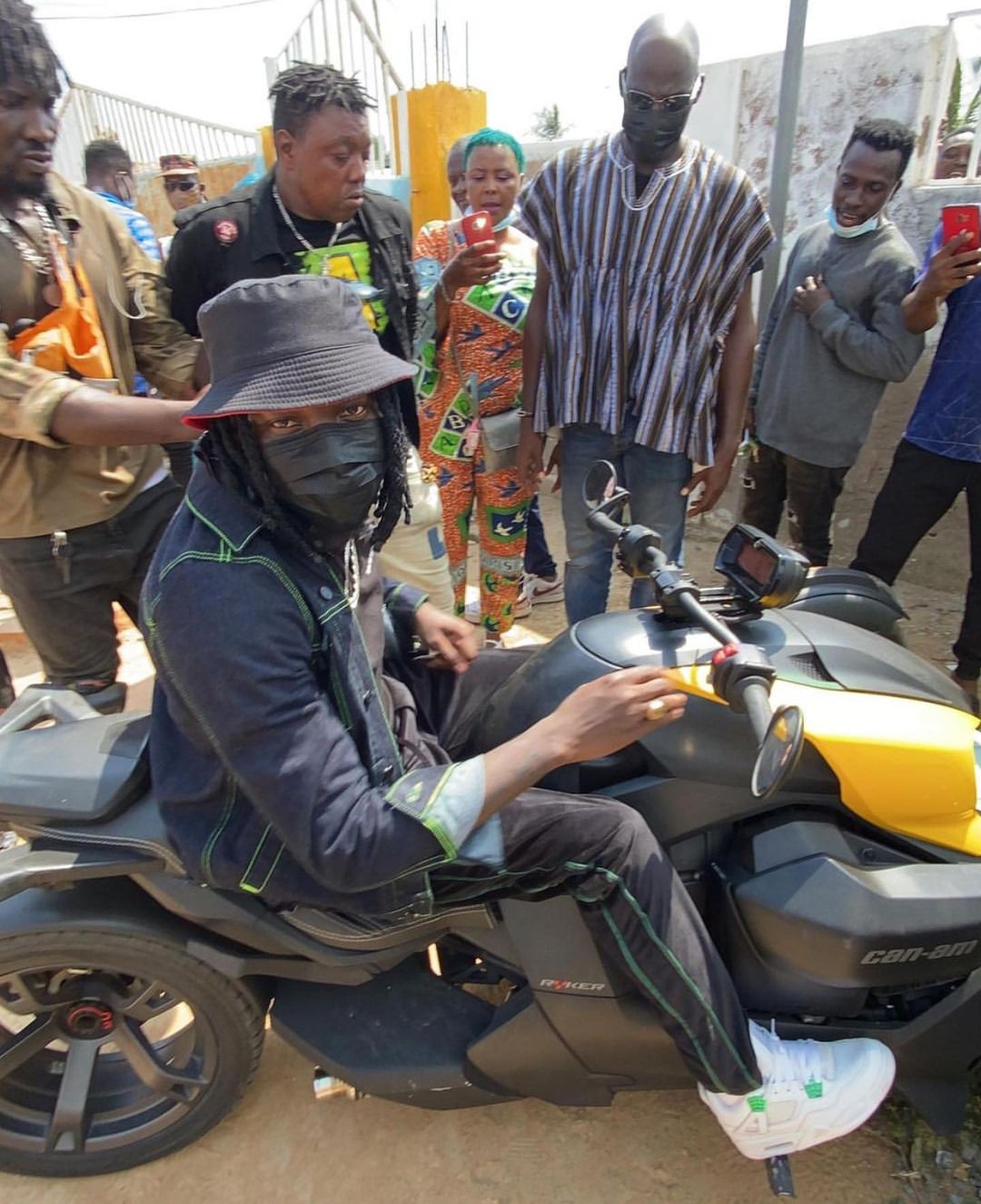 Stonebwoy rode to his polling station in Ashaiman to vote in style. #ElectionHQ
