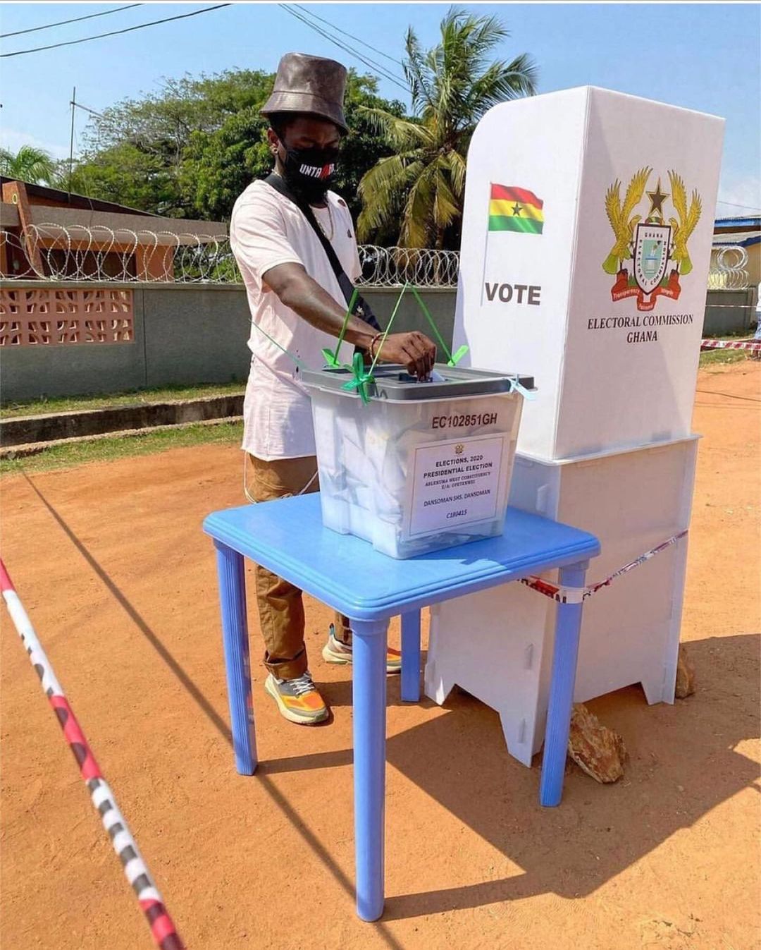 Samini casts his vote in Dansoman | Adomonline.com