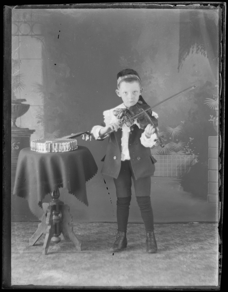 This #MusicMonday, check out this photo of a young violinist, circa 1900. It's one of more than 1,750 images we've added to the @WikiCommons to make our records more accessible and encourage knowledge creation! Explore them all: ow.ly/BPQ230rlRsS.