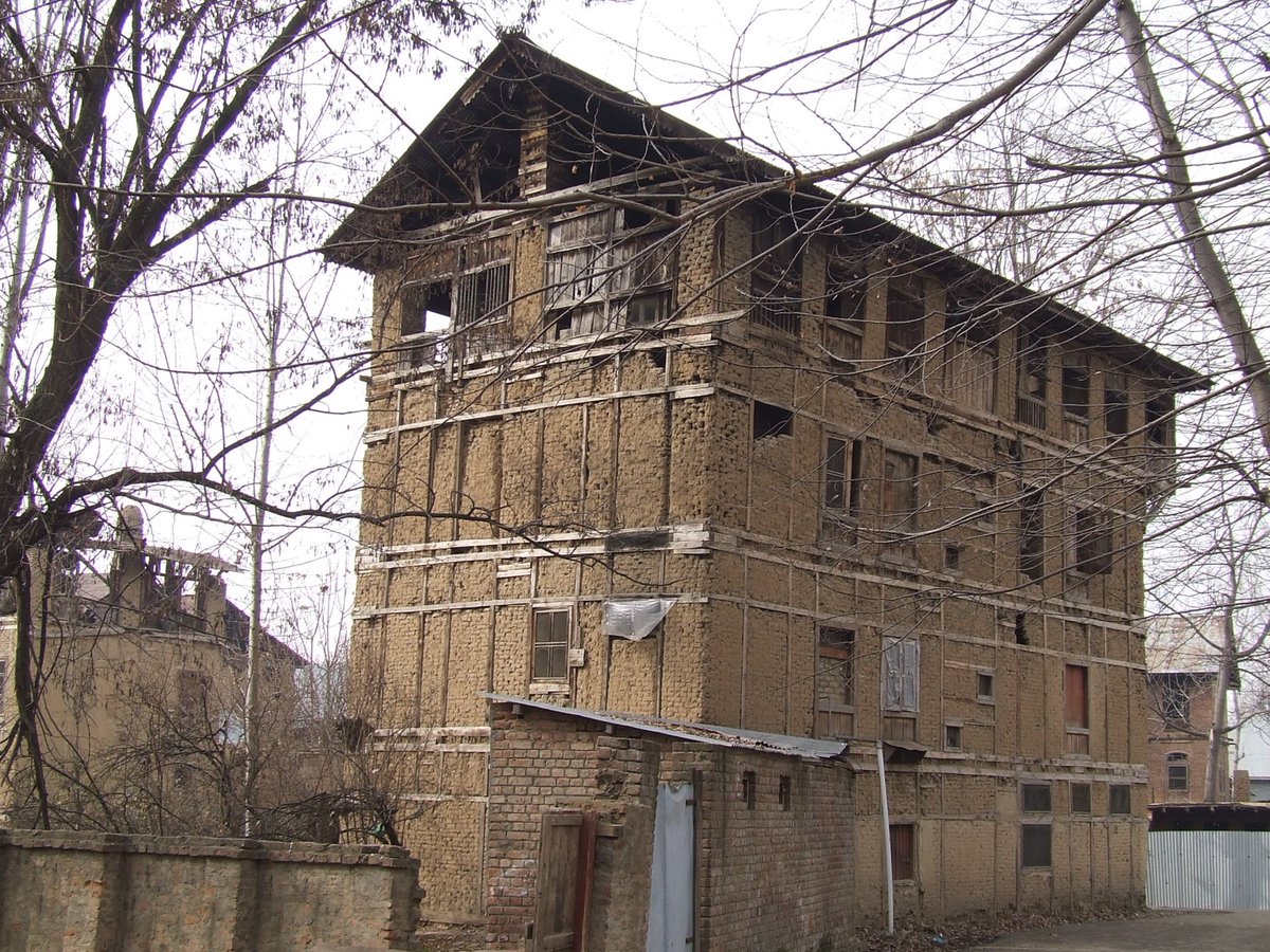5. While we can still observe the diversity of material & aesthetics imbibed in Kashmiri vernacular in cities, towns and villages of Kashmir, the loss has been overwhelming. Ending with an image of a adobe 4 storey house from Mattan, probably amongst the last of its kind.