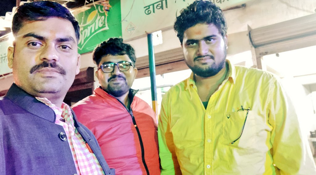 anuj_hanumat's tweet photo. दो बड़े भाइयों के साथ चित्रकूट की सीमा से सटे एक ढाबे में चाय की चुस्की #ChayKiChuski #Bargadh https://t.co/ZV2p9RuH4O