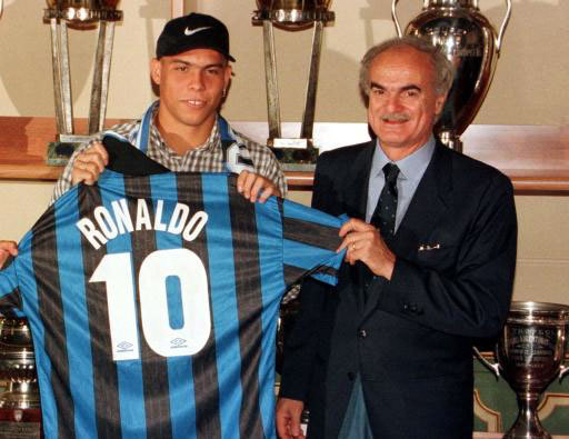 Seulement, les affaires ont débuté. À Barcelone, problèmes de contrat en rafale avec les agents. Ronaldo paye lui-même sa clause libératoire puis signe à l'Inter.Direction le meilleur championnat du monde, et surtout le plus dur.