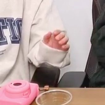 kun's tiny hands: a short but very important thread  #钱锟    #KUN  