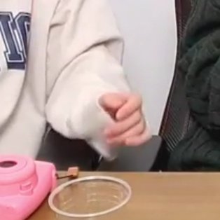 kun's tiny hands: a short but very important thread  #钱锟    #KUN  