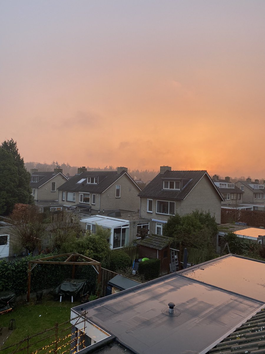 DeGoej's tweet photo. @Weerplaza @weerenradar_nl @weeronline @weerslagnl Alsof de lucht in brand staat na alle regen van vandaag. Vanuit Son en Breugel. https://t.co/os9v7RALS2