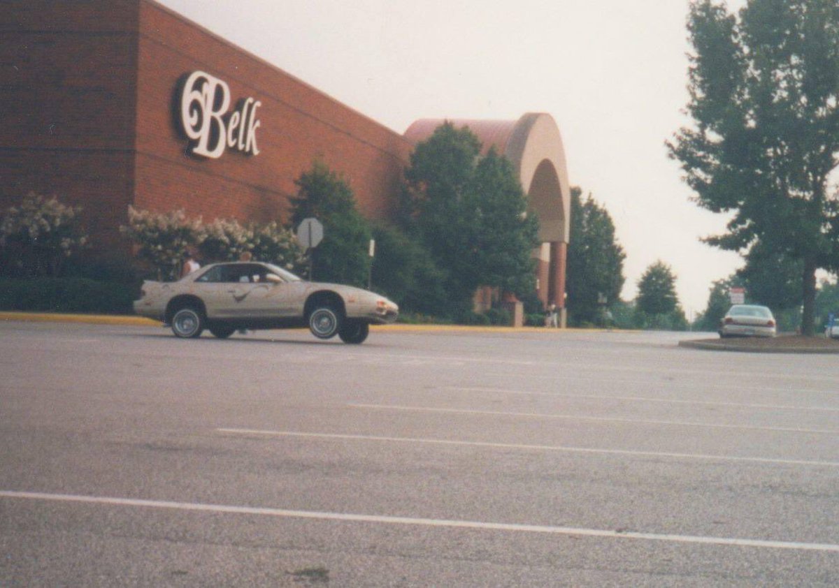 BotLowrider's tweet image. ワンビアのローライダー😎