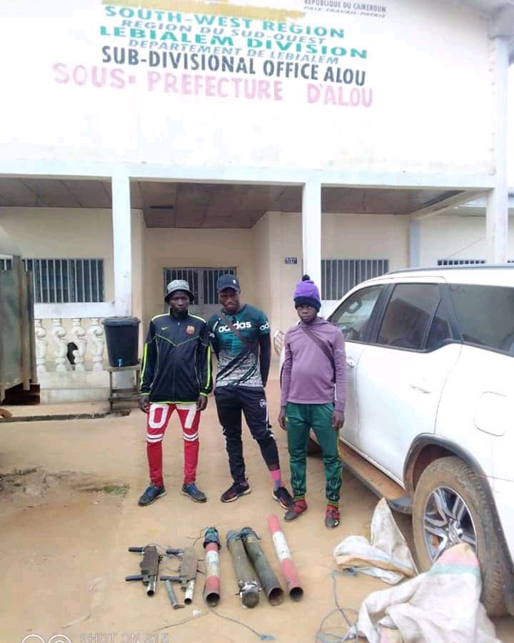 HonneurFidelite's tweet photo. Ce matin à la Sous/préfecture de #Alou le «général » Clovis et 2 de ses hommes déposent les armes 

Alou est un arrondissement du département du #Lebialem dans la région du Sud-ouest https://t.co/zXI3AXvIkC