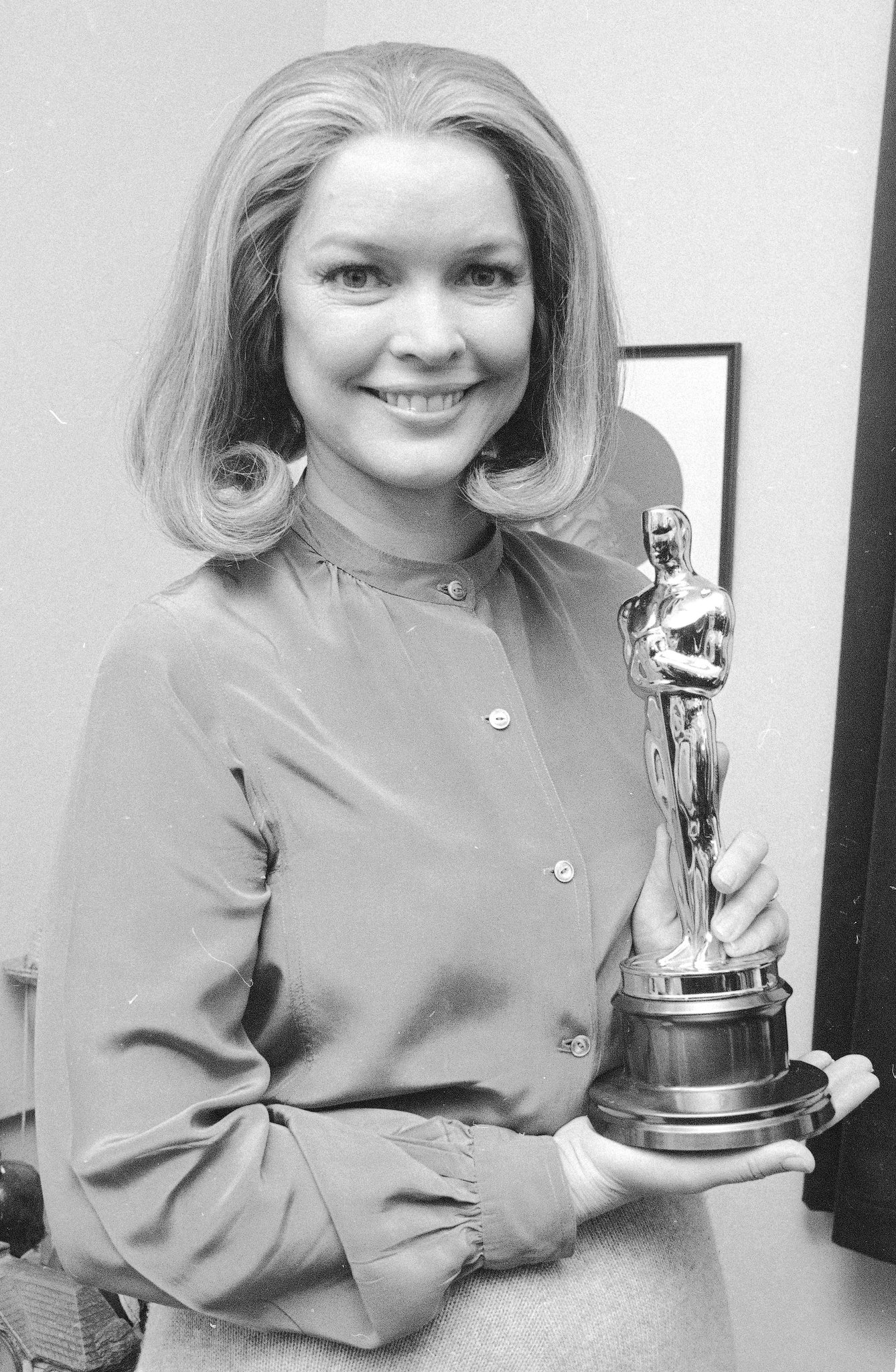 Happy 88th birthday to Oscar, Tony and Emmy winning legend, Ellen Burstyn! 