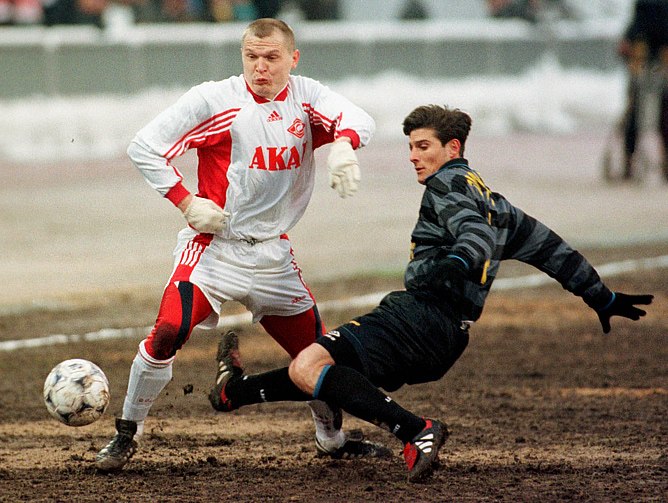 14 avril 1998Match retour à Moscou.Encore aujourd'hui, on se demande comment l'UEFA a pu valider ce terrain-là ??? On se parle d'une demi-finale de C3 bordel ??!!!Le froid, d'accord, c'est le jeu. Mais la pelouse putain, INCROYABLE !!! Non mais regardez le terrain 