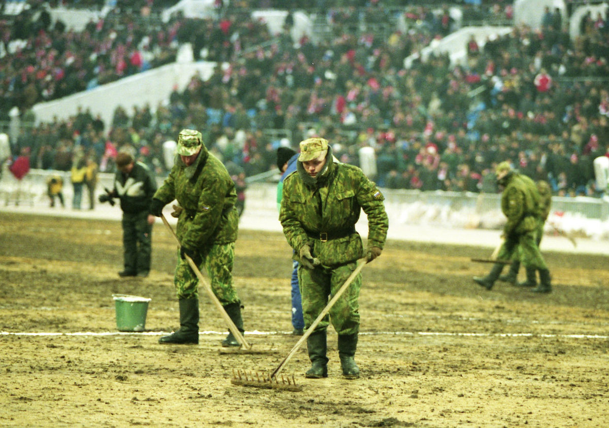 14 avril 1998Match retour à Moscou.Encore aujourd'hui, on se demande comment l'UEFA a pu valider ce terrain-là ??? On se parle d'une demi-finale de C3 bordel ??!!!Le froid, d'accord, c'est le jeu. Mais la pelouse putain, INCROYABLE !!! Non mais regardez le terrain 