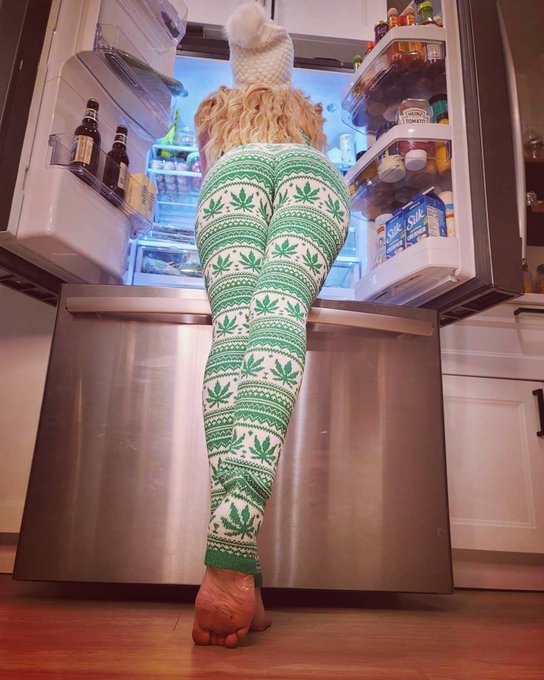 Good morning babes, happy Monday! https://t.co/h430gGV7Xx