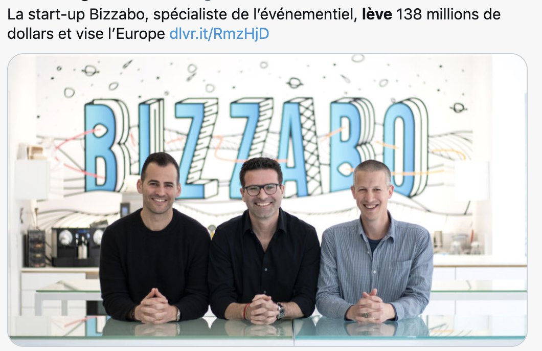 Doigts croisés, la chemise et les lunettes sont bien là, barbe exceptionnellement très légère