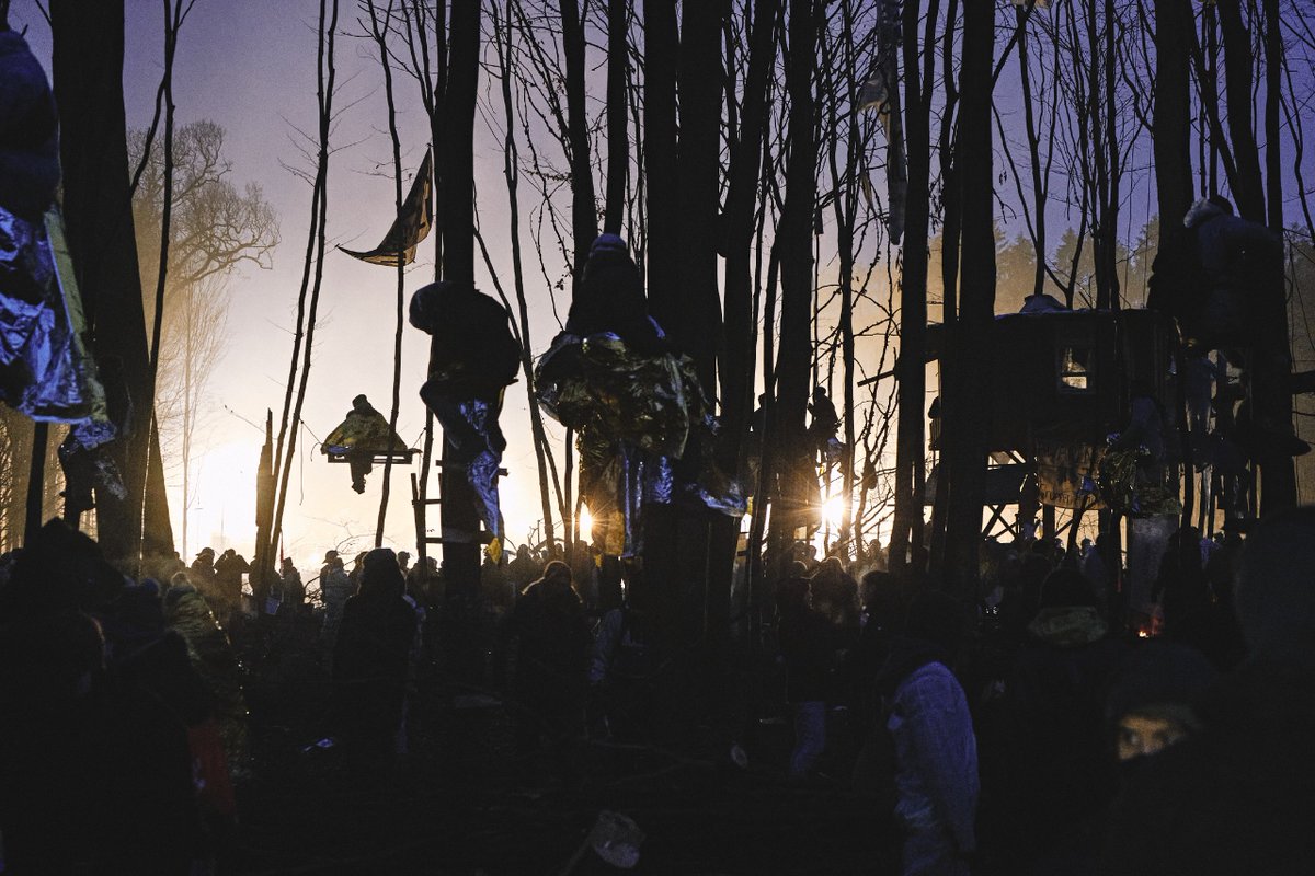 Heute wird das letzte Barrio <a href="/ObenDanni/">Oben im Danni</a> zerstört. 

Doch der Glaube an eine gerechte Welt, unser Mut, unsere Freundschaften und die Solidarität die wir hier erlebten, können uns nicht mehr genommen werden.

Ihr kriegt uns nicht mehr los. #DanniBleibt ist erst der Anfang!